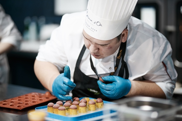Latvijas pavāra Dināra Zvidriņa dalība Tallinas pavāru konkursā «Bocuse dor Europe 2020». Foto: bocusedor.com Latvijas pavāra Dināra Zvidriņa dalība Tallinas pavāru konkursā «Bocuse dor Europe 2020». Foto: bocusedor.com 292891