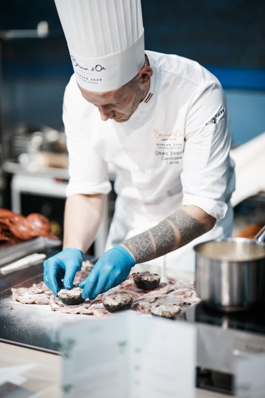 Latvijas pavāra Dināra Zvidriņa dalība Tallinas pavāru konkursā «Bocuse dor Europe 2020». Foto: bocusedor.com Latvijas pavāra Dināra Zvidriņa dalība Tallinas pavāru konkursā «Bocuse dor Europe 2020». Foto: bocusedor.com 292893