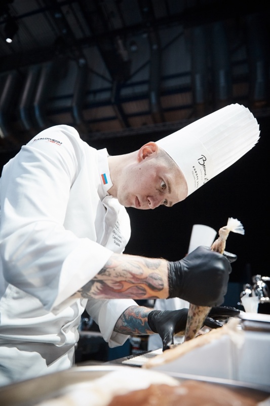 Latvijas pavāra Dināra Zvidriņa dalība Tallinas pavāru konkursā «Bocuse dor Europe 2020». Foto: bocusedor.com Latvijas pavāra Dināra Zvidriņa dalība Tallinas pavāru konkursā «Bocuse dor Europe 2020». Foto: bocusedor.com 292896