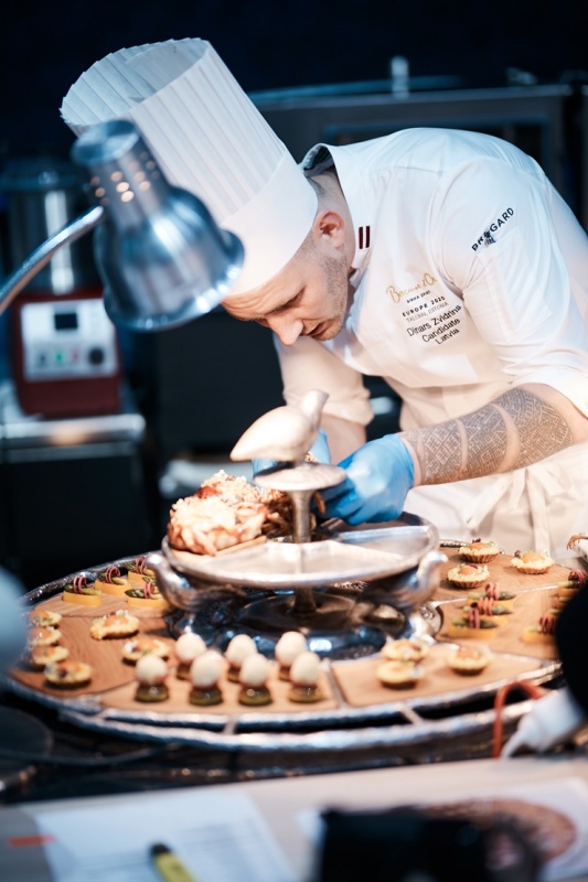 Latvijas pavāra Dināra Zvidriņa dalība Tallinas pavāru konkursā «Bocuse dor Europe 2020». Foto: bocusedor.com Latvijas pavāra Dināra Zvidriņa dalība Tallinas pavāru konkursā «Bocuse dor Europe 2020». Foto: bocusedor.com 292902