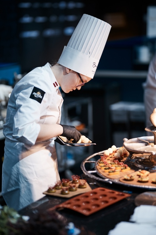 Latvijas pavāra Dināra Zvidriņa dalība Tallinas pavāru konkursā «Bocuse dor Europe 2020». Foto: bocusedor.com Latvijas pavāra Dināra Zvidriņa dalība Tallinas pavāru konkursā «Bocuse dor Europe 2020». Foto: bocusedor.com 292905