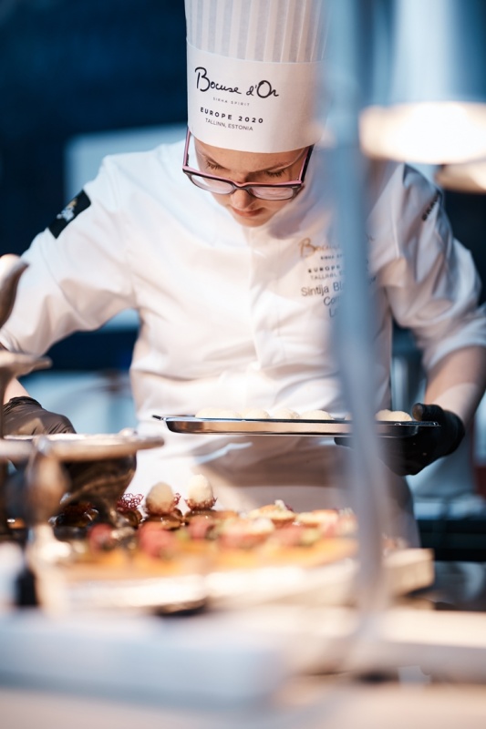 Latvijas pavāra Dināra Zvidriņa dalība Tallinas pavāru konkursā «Bocuse dor Europe 2020». Foto: bocusedor.com Latvijas pavāra Dināra Zvidriņa dalība Tallinas pavāru konkursā «Bocuse dor Europe 2020». Foto: bocusedor.com 292906