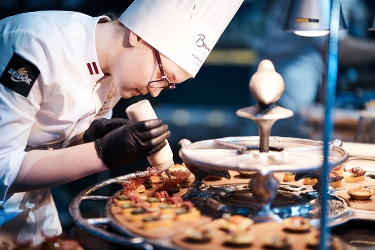 Latvijas pavāra Dināra Zvidriņa dalība Tallinas pavāru konkursā «Bocuse dor Europe 2020». Foto: bocusedor.com Latvijas pavāra Dināra Zvidriņa dalība Tallinas pavāru konkursā «Bocuse dor Europe 2020». Foto: bocusedor.com 292908