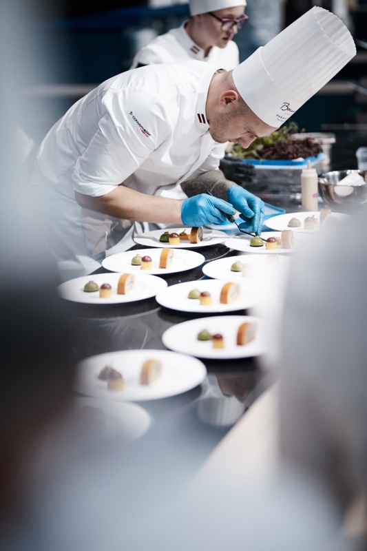 Latvijas pavāra Dināra Zvidriņa dalība Tallinas pavāru konkursā «Bocuse dor Europe 2020». Foto: bocusedor.com Latvijas pavāra Dināra Zvidriņa dalība Tallinas pavāru konkursā «Bocuse dor Europe 2020». Foto: bocusedor.com 292913