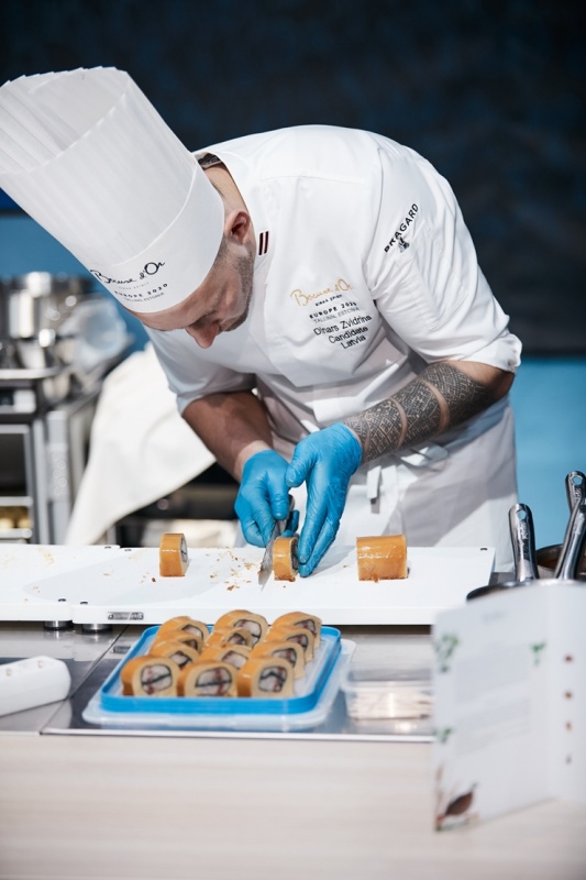 Latvijas pavāra Dināra Zvidriņa dalība Tallinas pavāru konkursā «Bocuse dor Europe 2020». Foto: bocusedor.com Latvijas pavāra Dināra Zvidriņa dalība Tallinas pavāru konkursā «Bocuse dor Europe 2020». Foto: bocusedor.com 292914