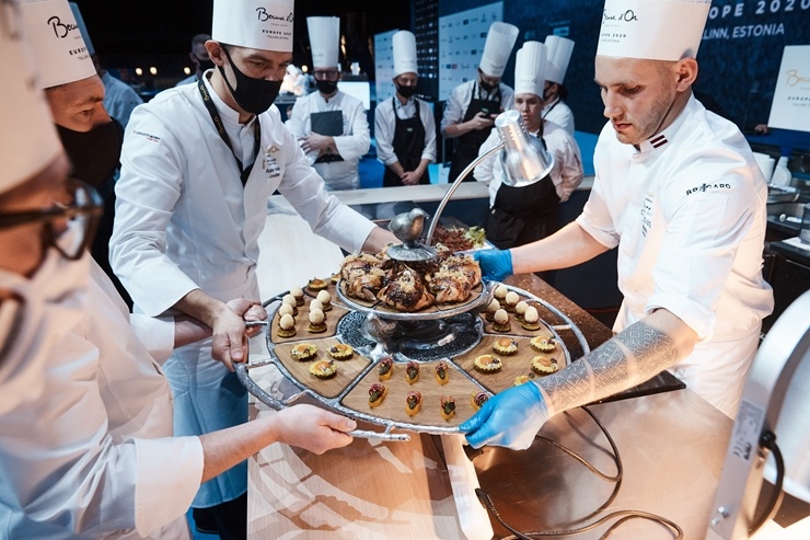 Latvijas pavāra Dināra Zvidriņa dalība Tallinas pavāru konkursā «Bocuse dor Europe 2020». Foto: bocusedor.com Latvijas pavāra Dināra Zvidriņa dalība Tallinas pavāru konkursā «Bocuse dor Europe 2020». Foto: bocusedor.com 292918