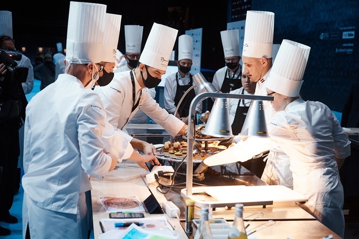 Latvijas pavāra Dināra Zvidriņa dalība Tallinas pavāru konkursā «Bocuse dor Europe 2020». Foto: bocusedor.com Latvijas pavāra Dināra Zvidriņa dalība Tallinas pavāru konkursā «Bocuse dor Europe 2020». Foto: bocusedor.com 292919