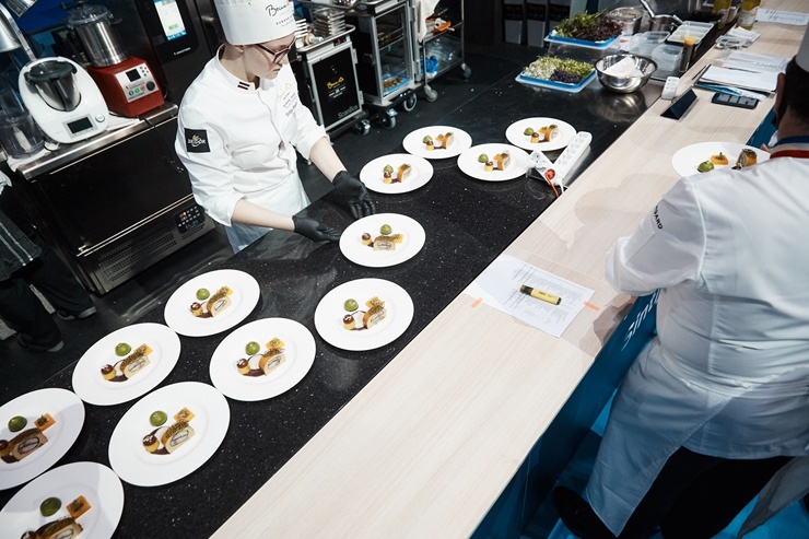 Latvijas pavāra Dināra Zvidriņa dalība Tallinas pavāru konkursā «Bocuse dor Europe 2020». Foto: bocusedor.com Latvijas pavāra Dināra Zvidriņa dalība Tallinas pavāru konkursā «Bocuse dor Europe 2020». Foto: bocusedor.com 292924