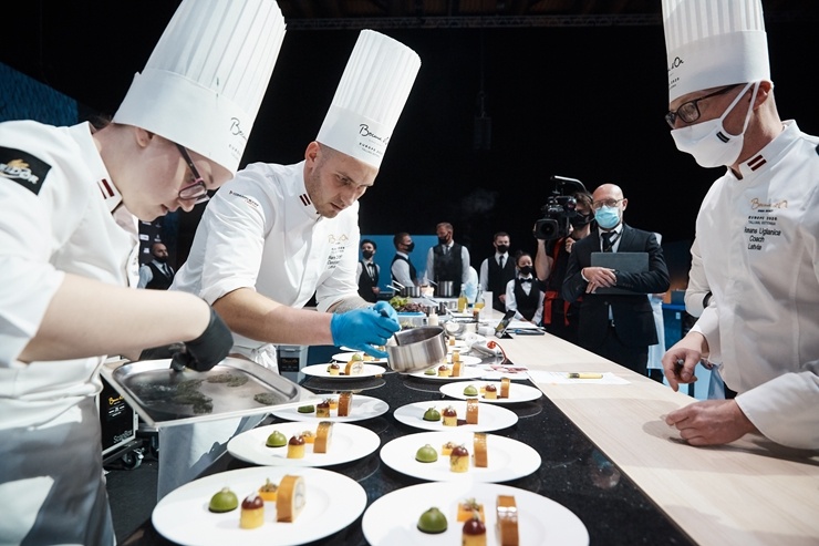 Latvijas pavāra Dināra Zvidriņa dalība Tallinas pavāru konkursā «Bocuse dor Europe 2020». Foto: bocusedor.com Latvijas pavāra Dināra Zvidriņa dalība Tallinas pavāru konkursā «Bocuse dor Europe 2020». Foto: bocusedor.com 292926