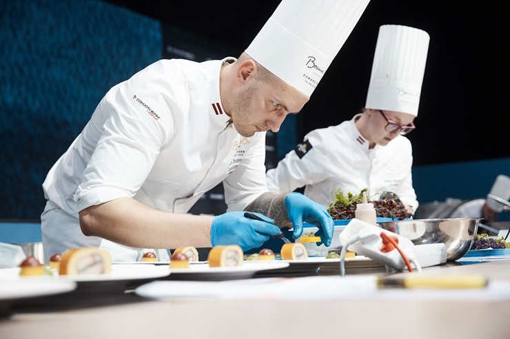 Latvijas pavāra Dināra Zvidriņa dalība Tallinas pavāru konkursā «Bocuse dor Europe 2020». Foto: bocusedor.com Latvijas pavāra Dināra Zvidriņa dalība Tallinas pavāru konkursā «Bocuse dor Europe 2020». Foto: bocusedor.com 292928