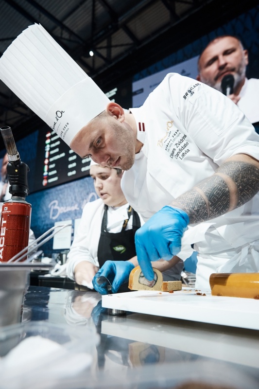 Latvijas pavāra Dināra Zvidriņa dalība Tallinas pavāru konkursā «Bocuse dor Europe 2020». Foto: bocusedor.com Latvijas pavāra Dināra Zvidriņa dalība Tallinas pavāru konkursā «Bocuse dor Europe 2020». Foto: bocusedor.com 292931