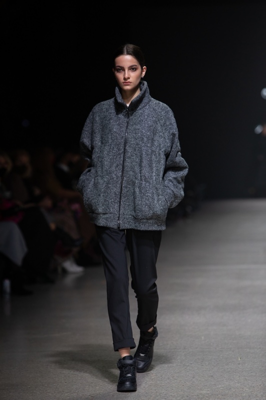 Rīgas modes nedēļa «Riga Fashion Week» piedāvā jauniešu apģērbu kolekciju NATALIJA JANSONE. Foto: Mark Litvyakov Rīgas modes nedēļa «Riga Fashion Week» piedāvā jauniešu apģērbu kolekciju NATALIJA JANSONE. Foto: Mark Litvyakov 293481