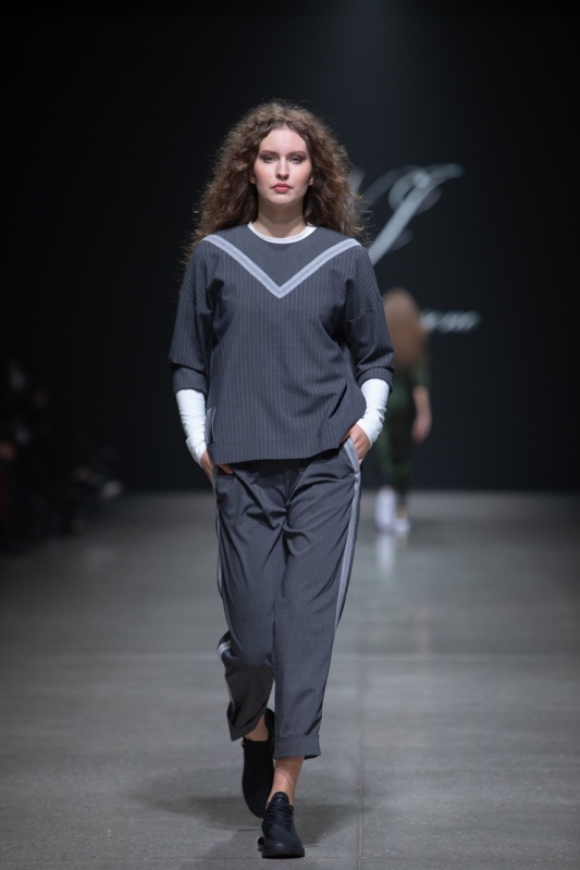 Rīgas modes nedēļa «Riga Fashion Week» piedāvā jauniešu apģērbu kolekciju NATALIJA JANSONE. Foto: Mark Litvyakov Rīgas modes nedēļa «Riga Fashion Week» piedāvā jauniešu apģērbu kolekciju NATALIJA JANSONE. Foto: Mark Litvyakov 293491