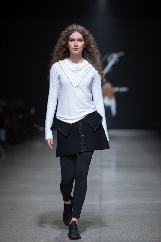 Rīgas modes nedēļa «Riga Fashion Week» piedāvā jauniešu apģērbu kolekciju NATALIJA JANSONE. Foto: Mark Litvyakov Rīgas modes nedēļa «Riga Fashion Week» piedāvā jauniešu apģērbu kolekciju NATALIJA JANSONE. Foto: Mark Litvyakov 293496