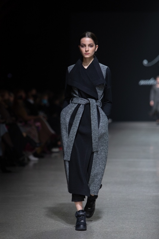 Rīgas modes nedēļa «Riga Fashion Week» piedāvā jauniešu apģērbu kolekciju NATALIJA JANSONE. Foto: Mark Litvyakov Rīgas modes nedēļa «Riga Fashion Week» piedāvā jauniešu apģērbu kolekciju NATALIJA JANSONE. Foto: Mark Litvyakov 293498