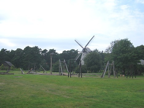 Muzejā apskatāma senās zvejnieku sētas, klētis, kā arī vējdzirnavas, tāpat apmeklētājiem tiek piedāvāti dažādi spēļu laukumi Muzejā apskatāma senās zvejnieku sētas, klētis, kā arī vējdzirnavas, tāpat apmeklētājiem tiek piedāvāti dažādi spēļu laukumi 15725