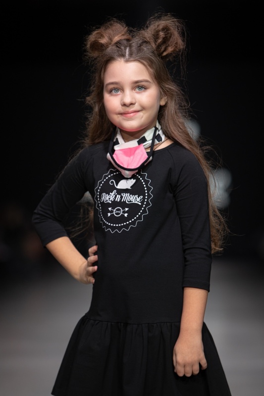 Rīgas modes nedēļa «Riga Fashion Week» piedāvā bērnu apģērbu kolekciju ROCK&MOUSE. Foto: Mark Litvyakov Rīgas modes nedēļa «Riga Fashion Week» piedāvā bērnu apģērbu kolekciju ROCK&MOUSE. Foto: Mark Litvyakov 293682