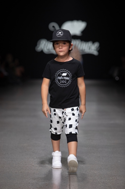Rīgas modes nedēļa «Riga Fashion Week» piedāvā bērnu apģērbu kolekciju ROCK&MOUSE. Foto: Mark Litvyakov Rīgas modes nedēļa «Riga Fashion Week» piedāvā bērnu apģērbu kolekciju ROCK&MOUSE. Foto: Mark Litvyakov 293684
