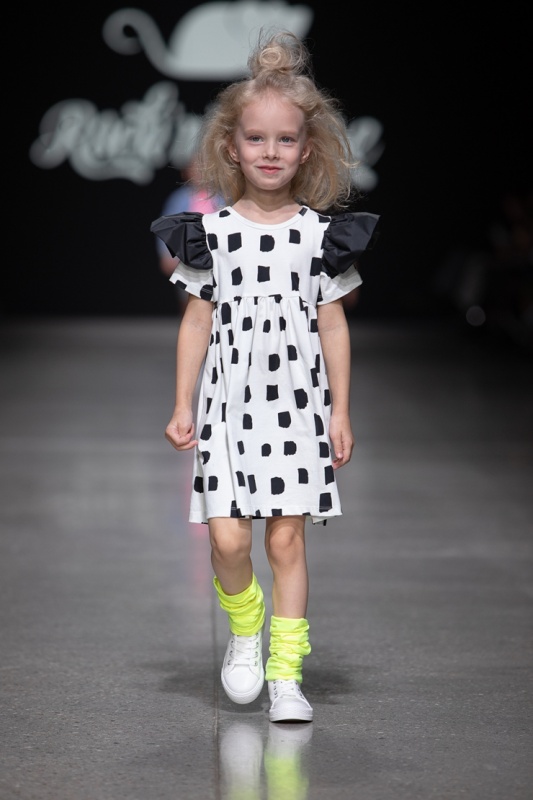 Rīgas modes nedēļa «Riga Fashion Week» piedāvā bērnu apģērbu kolekciju ROCK&MOUSE. Foto: Mark Litvyakov Rīgas modes nedēļa «Riga Fashion Week» piedāvā bērnu apģērbu kolekciju ROCK&MOUSE. Foto: Mark Litvyakov 293685