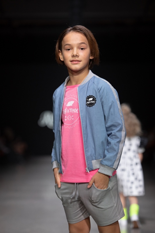 Rīgas modes nedēļa «Riga Fashion Week» piedāvā bērnu apģērbu kolekciju ROCK&MOUSE. Foto: Mark Litvyakov Rīgas modes nedēļa «Riga Fashion Week» piedāvā bērnu apģērbu kolekciju ROCK&MOUSE. Foto: Mark Litvyakov 293686