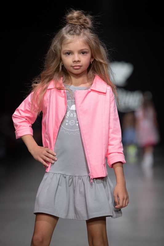 Rīgas modes nedēļa «Riga Fashion Week» piedāvā bērnu apģērbu kolekciju ROCK&MOUSE. Foto: Mark Litvyakov Rīgas modes nedēļa «Riga Fashion Week» piedāvā bērnu apģērbu kolekciju ROCK&MOUSE. Foto: Mark Litvyakov 293692