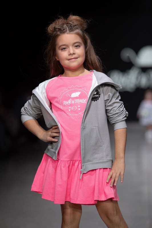 Rīgas modes nedēļa «Riga Fashion Week» piedāvā bērnu apģērbu kolekciju ROCK&MOUSE. Foto: Mark Litvyakov Rīgas modes nedēļa «Riga Fashion Week» piedāvā bērnu apģērbu kolekciju ROCK&MOUSE. Foto: Mark Litvyakov 293696