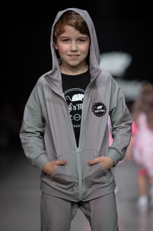 Rīgas modes nedēļa «Riga Fashion Week» piedāvā bērnu apģērbu kolekciju ROCK&MOUSE. Foto: Mark Litvyakov Rīgas modes nedēļa «Riga Fashion Week» piedāvā bērnu apģērbu kolekciju ROCK&MOUSE. Foto: Mark Litvyakov 293699