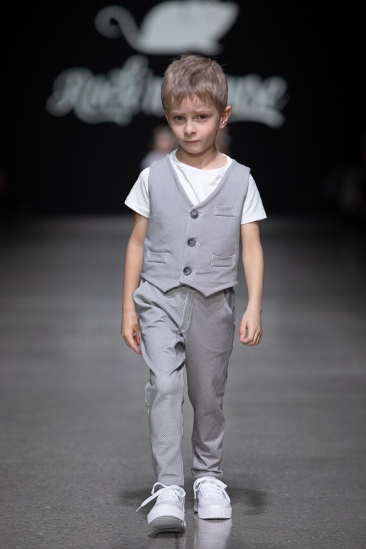 Rīgas modes nedēļa «Riga Fashion Week» piedāvā bērnu apģērbu kolekciju ROCK&MOUSE. Foto: Mark Litvyakov Rīgas modes nedēļa «Riga Fashion Week» piedāvā bērnu apģērbu kolekciju ROCK&MOUSE. Foto: Mark Litvyakov 293704