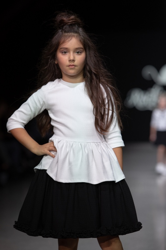 Rīgas modes nedēļa «Riga Fashion Week» piedāvā bērnu apģērbu kolekciju ROCK&MOUSE. Foto: Mark Litvyakov Rīgas modes nedēļa «Riga Fashion Week» piedāvā bērnu apģērbu kolekciju ROCK&MOUSE. Foto: Mark Litvyakov 293707