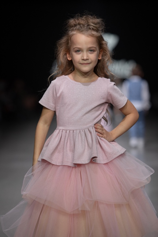 Rīgas modes nedēļa «Riga Fashion Week» piedāvā bērnu apģērbu kolekciju ROCK&MOUSE. Foto: Mark Litvyakov Rīgas modes nedēļa «Riga Fashion Week» piedāvā bērnu apģērbu kolekciju ROCK&MOUSE. Foto: Mark Litvyakov 293710
