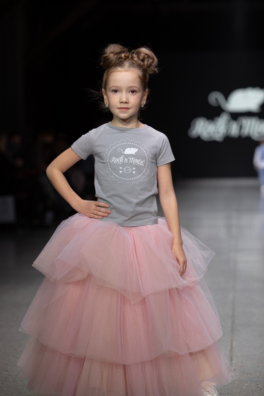 Rīgas modes nedēļa «Riga Fashion Week» piedāvā bērnu apģērbu kolekciju ROCK&MOUSE. Foto: Mark Litvyakov Rīgas modes nedēļa «Riga Fashion Week» piedāvā bērnu apģērbu kolekciju ROCK&MOUSE. Foto: Mark Litvyakov 293711