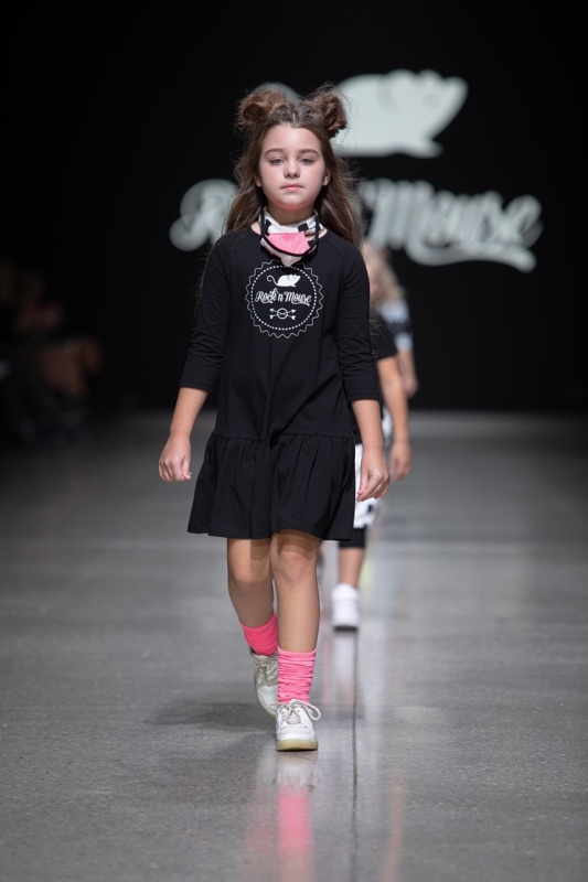 Rīgas modes nedēļa «Riga Fashion Week» piedāvā bērnu apģērbu kolekciju ROCK&MOUSE. Foto: Mark Litvyakov Rīgas modes nedēļa «Riga Fashion Week» piedāvā bērnu apģērbu kolekciju ROCK&MOUSE. Foto: Mark Litvyakov 293712