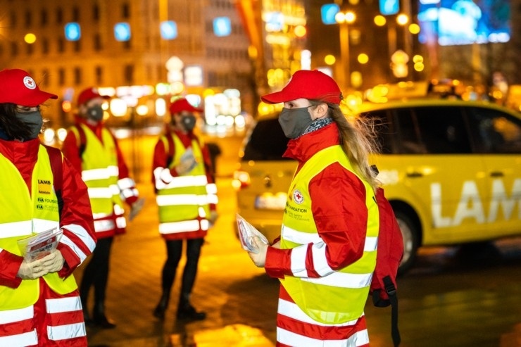 Latvijas Sarkanā krusta brīvprātīgie Rīgā dala bezmaksas sejas maskas. Foto Kaspars Dobrovoļskis Latvijas Sarkanā krusta brīvprātīgie Rīgā dala bezmaksas sejas maskas. Foto Kaspars Dobrovoļskis 294639