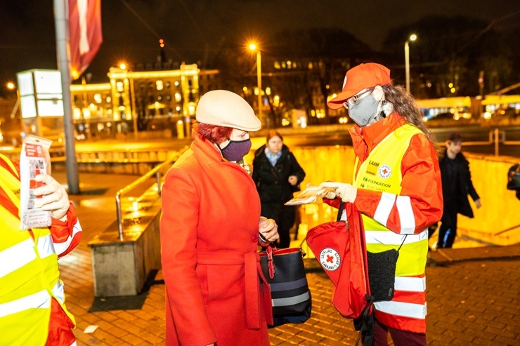 Latvijas Sarkanā krusta brīvprātīgie Rīgā dala bezmaksas sejas maskas. Foto Kaspars Dobrovoļskis Latvijas Sarkanā krusta brīvprātīgie Rīgā dala bezmaksas sejas maskas. Foto Kaspars Dobrovoļskis 294641