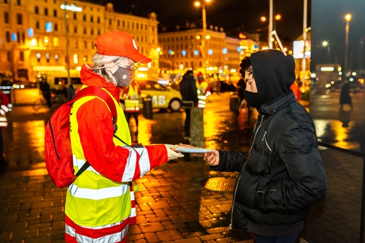 Latvijas Sarkanā krusta brīvprātīgie Rīgā dala bezmaksas sejas maskas. Foto Kaspars Dobrovoļskis Latvijas Sarkanā krusta brīvprātīgie Rīgā dala bezmaksas sejas maskas. Foto Kaspars Dobrovoļskis 294642