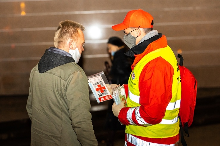 Latvijas Sarkanā krusta brīvprātīgie Rīgā dala bezmaksas sejas maskas. Foto Kaspars Dobrovoļskis Latvijas Sarkanā krusta brīvprātīgie Rīgā dala bezmaksas sejas maskas. Foto Kaspars Dobrovoļskis 294643
