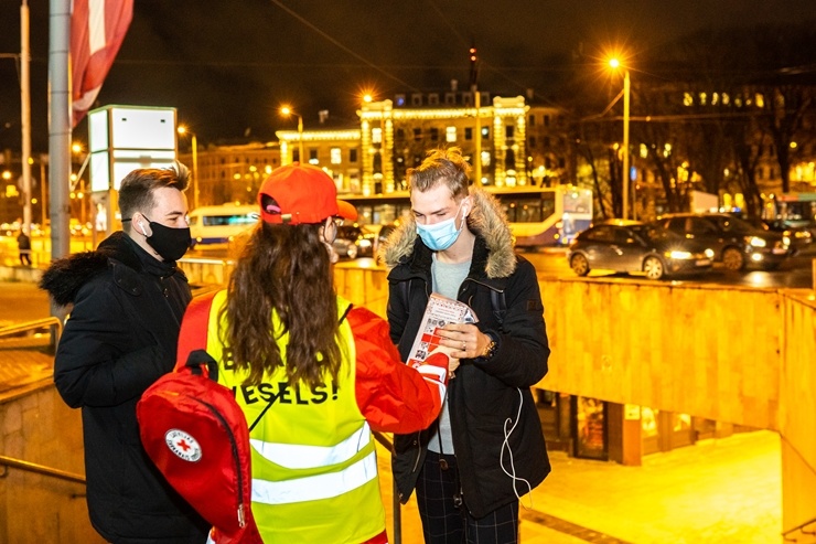 Latvijas Sarkanā krusta brīvprātīgie Rīgā dala bezmaksas sejas maskas. Foto Kaspars Dobrovoļskis Latvijas Sarkanā krusta brīvprātīgie Rīgā dala bezmaksas sejas maskas. Foto Kaspars Dobrovoļskis 294644