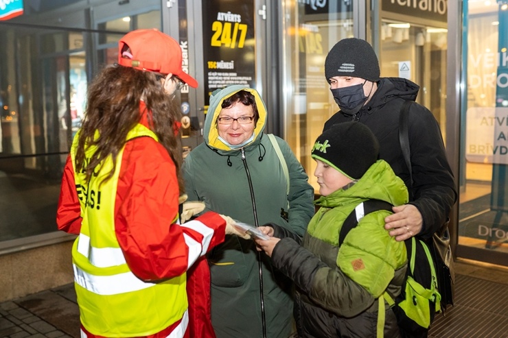 Latvijas Sarkanā krusta brīvprātīgie Rīgā dala bezmaksas sejas maskas. Foto Kaspars Dobrovoļskis Latvijas Sarkanā krusta brīvprātīgie Rīgā dala bezmaksas sejas maskas. Foto Kaspars Dobrovoļskis 294645