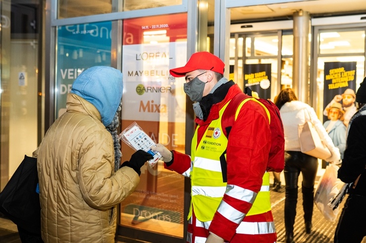 Latvijas Sarkanā krusta brīvprātīgie Rīgā dala bezmaksas sejas maskas. Foto Kaspars Dobrovoļskis Latvijas Sarkanā krusta brīvprātīgie Rīgā dala bezmaksas sejas maskas. Foto Kaspars Dobrovoļskis 294646