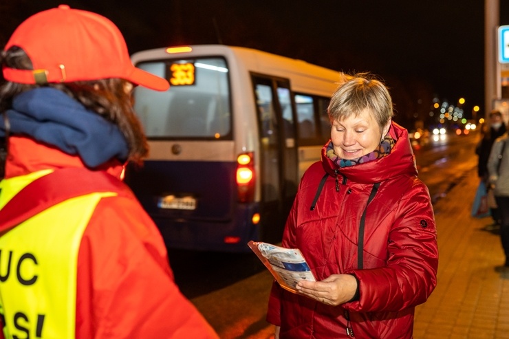 Latvijas Sarkanā krusta brīvprātīgie Rīgā dala bezmaksas sejas maskas. Foto Kaspars Dobrovoļskis Latvijas Sarkanā krusta brīvprātīgie Rīgā dala bezmaksas sejas maskas. Foto Kaspars Dobrovoļskis 294647