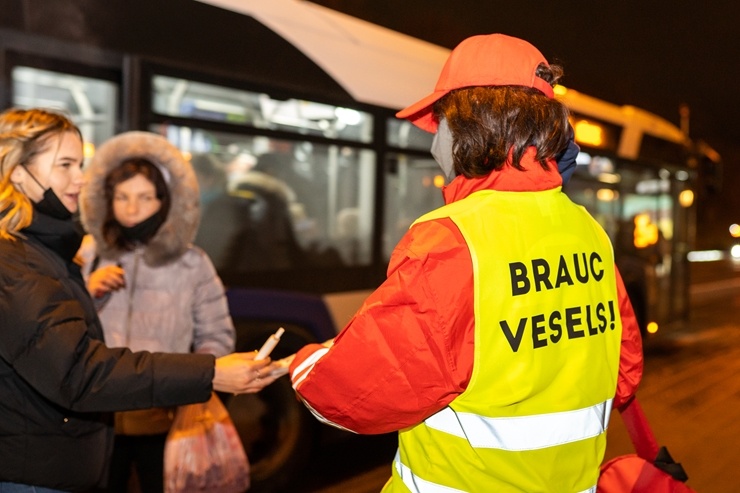 Latvijas Sarkanā krusta brīvprātīgie Rīgā dala bezmaksas sejas maskas. Foto Kaspars Dobrovoļskis Latvijas Sarkanā krusta brīvprātīgie Rīgā dala bezmaksas sejas maskas. Foto Kaspars Dobrovoļskis 294648