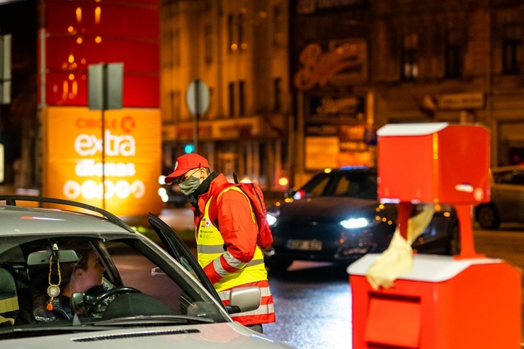 Latvijas Sarkanā krusta brīvprātīgie Rīgā dala bezmaksas sejas maskas. Foto Kaspars Dobrovoļskis Latvijas Sarkanā krusta brīvprātīgie Rīgā dala bezmaksas sejas maskas. Foto Kaspars Dobrovoļskis 294650