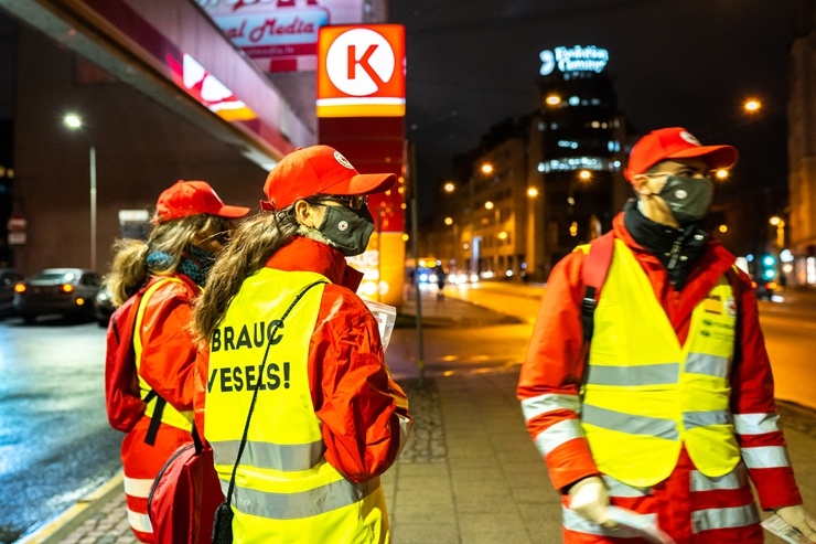 Latvijas Sarkanā krusta brīvprātīgie Rīgā dala bezmaksas sejas maskas. Foto Kaspars Dobrovoļskis Latvijas Sarkanā krusta brīvprātīgie Rīgā dala bezmaksas sejas maskas. Foto Kaspars Dobrovoļskis 294653
