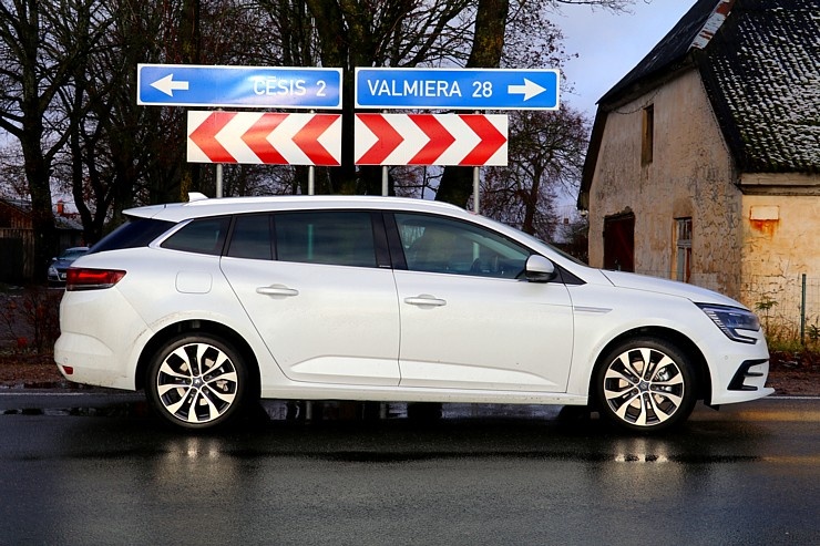 Travelnews.lv ar jauno «Renault Megane» ceļo uz Cēsīm, lai dotos maršrutā gar Līču–Laņģu klintīm Travelnews.lv ar jauno «Renault Megane» ceļo uz Cēsīm, lai dotos maršrutā gar Līču–Laņģu klintīm 294773