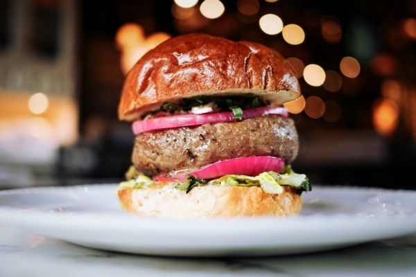 22. augusts vēsturē: Pasaulē atzīmē hamburgeru dienu