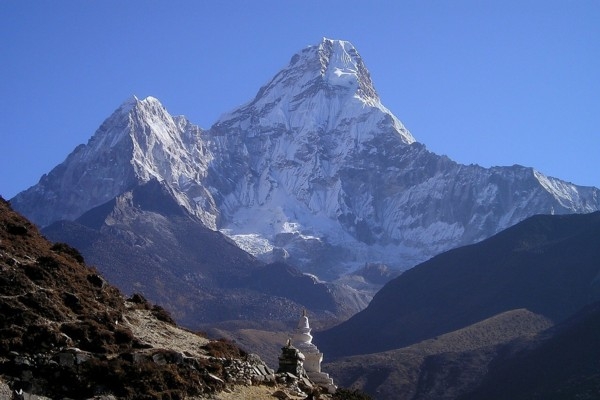14. maijs vēsturē: Everestā pirmo reizi paceļ Latvijas karogu