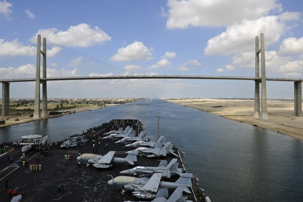 17. novembris vēsturē: Atklāj kuģu satiksmi Suecas kanālā