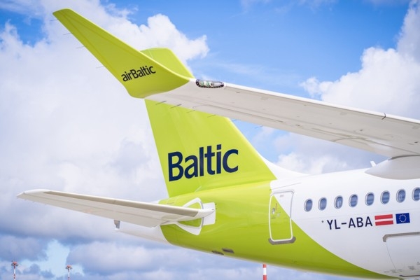 No Rīgas «airBaltic» plāno atcelt lidojumus desmit maršrutos