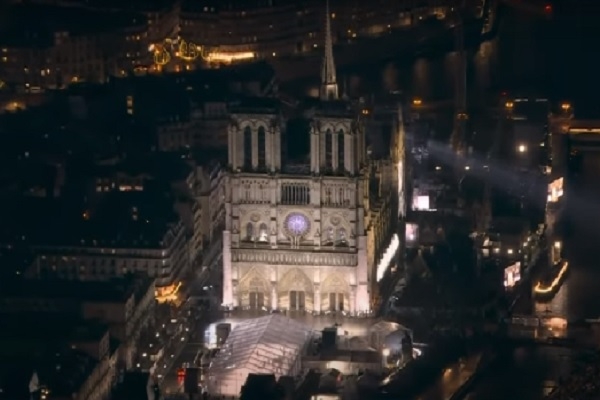 VIDEO: Svinīgā ceremonijā atklāj atjaunoto Parīzes Dievmātes katedrāli