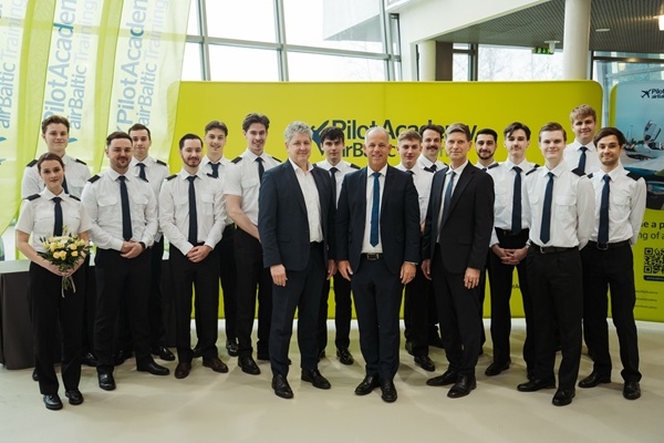 «airBaltic» Pilotu akadēmija sveic 15 jaunos studentus